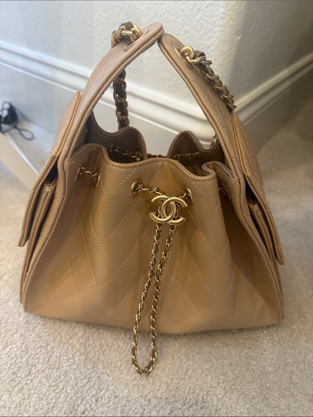 Chic Beige Quilted Shoulder Bag with Gold Chain Strap 25 CC - Picture 11 of 11